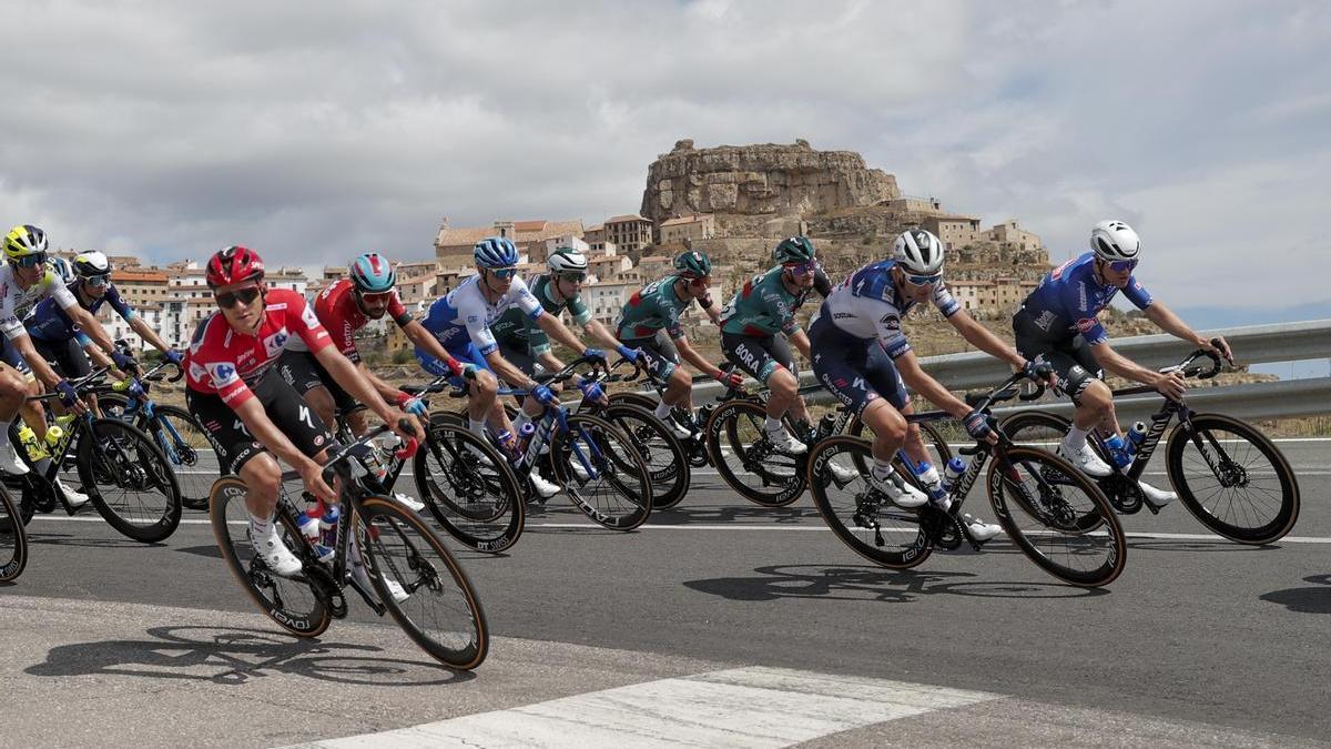 EL pelotón de La Vuelta a su paso por tierras castellonenses