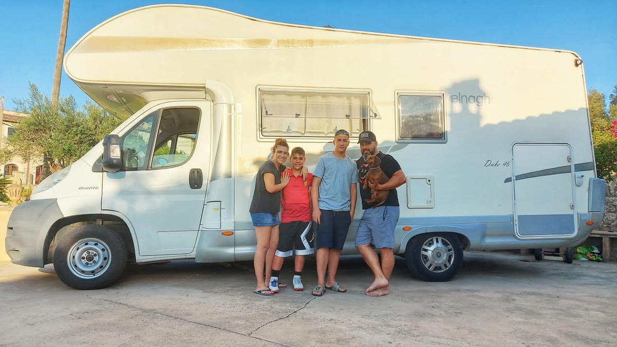 Eva Martínez y su familia, junto a su autocaravana.