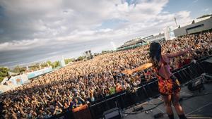 Inna canta en el escenario Dance del festival Love The Twenties.