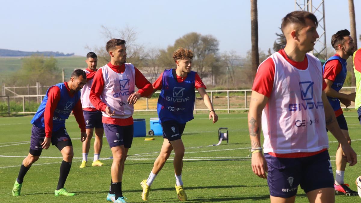 Simo y José Alonso, durante el entrenamiento del Córdoba CF en la Ciudad Deportiva, este martes.