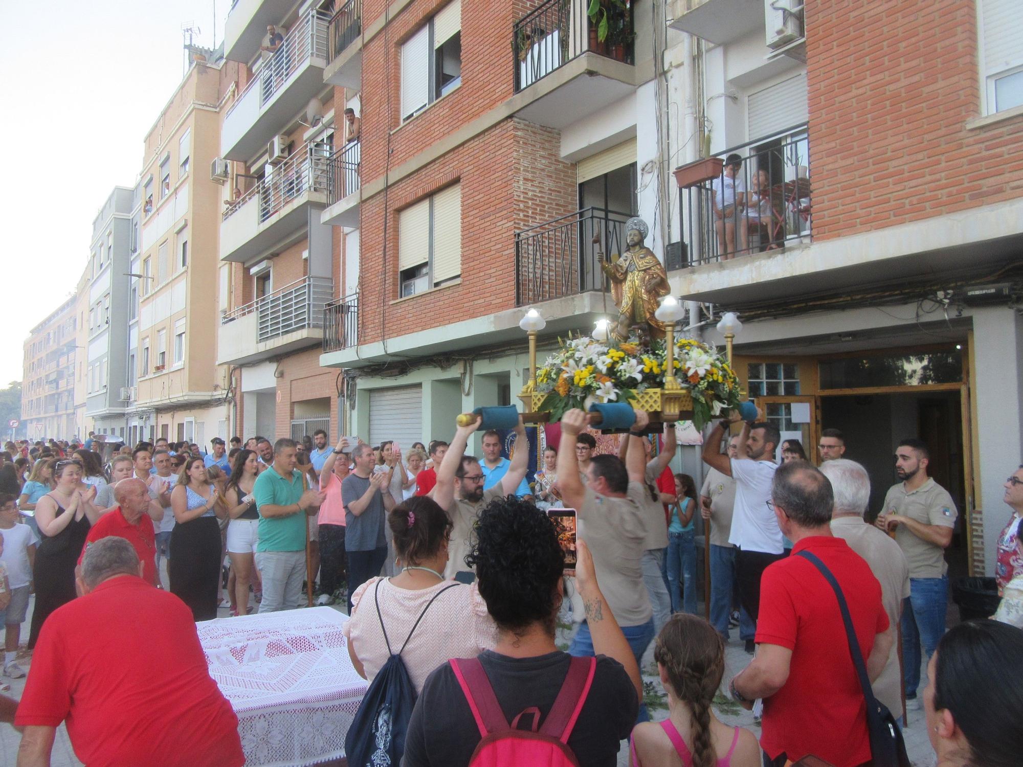 Sant Roc llega al casal de la falla Mariano Benlliure.