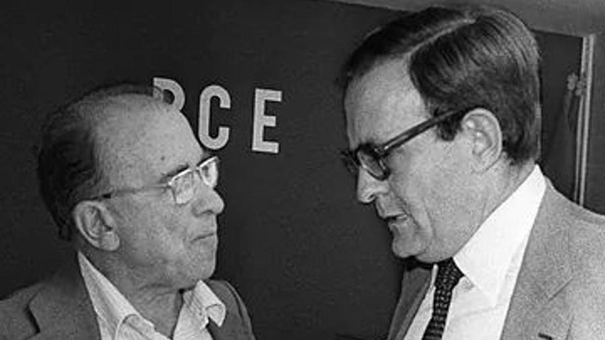Santiago Carrillo y Ramón Tamames charlan durante la reunión del Comité Ejecutivo del PCE, en septiembre de 1980.