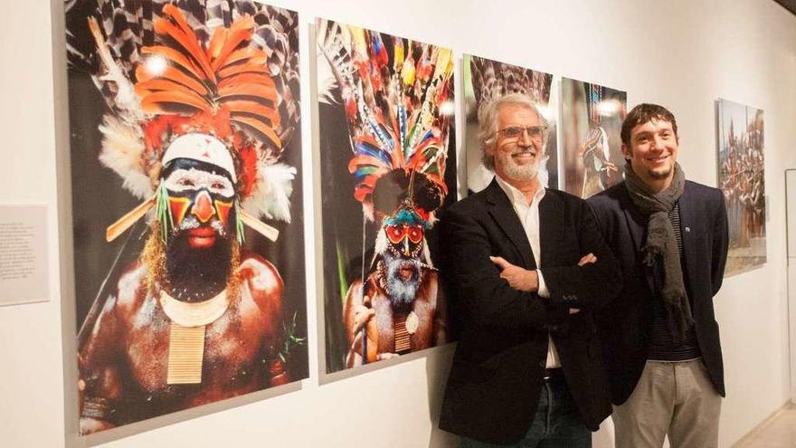 A la izquierda, Pedro Saura y Pepe Calvo delante de retratos de guerreros. A la derecha, una mujer contempla una figura exhibida.