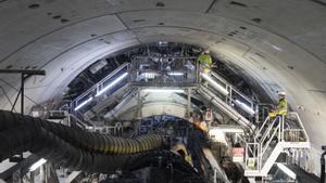 La tuneladora de l’L9 del metro arriba a l’estació de Mandri