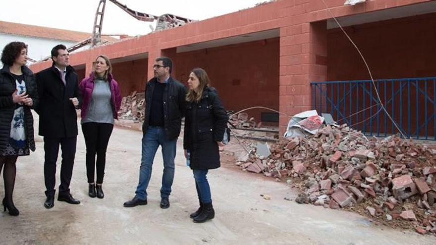 La consejera de Presidencia, María Dolores Pagán, visitó ayer las ruinas del pabellón Loli de Gea.