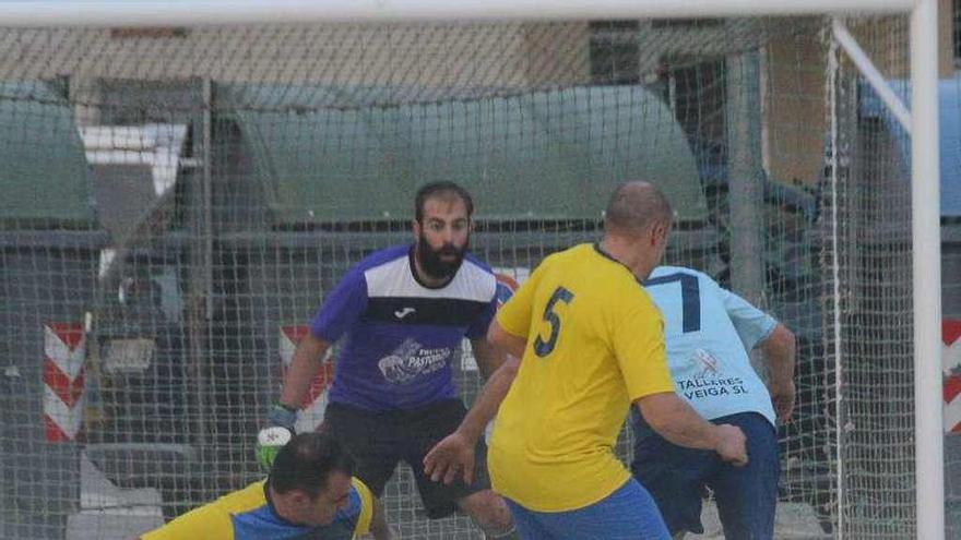 Un partido de la primera jornada del Keniata cangués. // G. Núñez