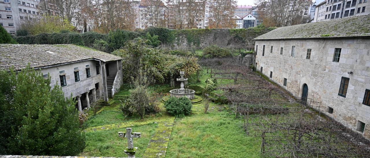 Un aspecto del jardín de Santa Clara, con el muro que lo separa de la plaza de Barcelos al fondo