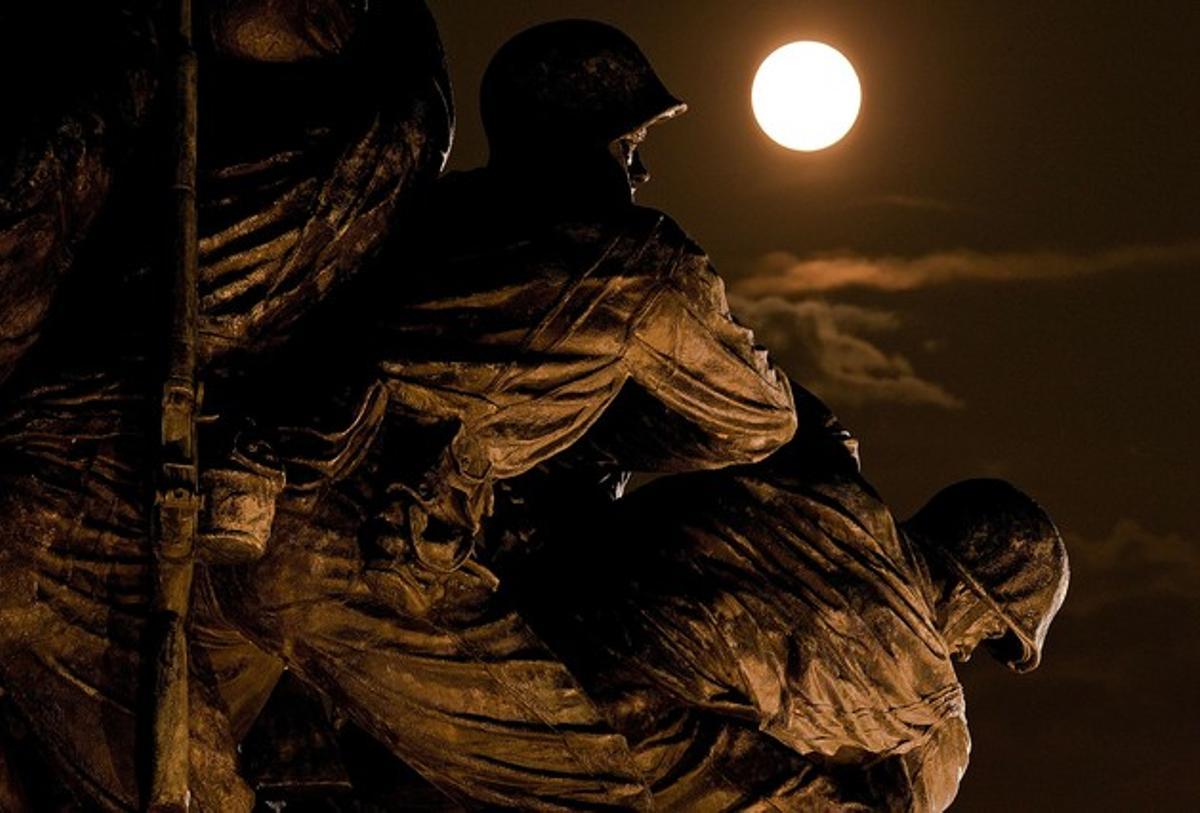 La superluna por encima del memorial de guerra de los marines en Arlington (Virginia), el 10 de agosto de 2014.