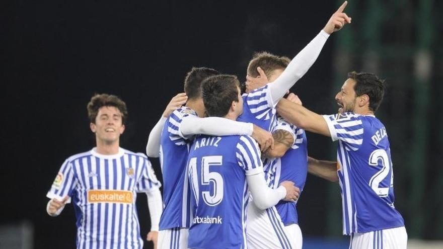 Los jugadores de la Real celebran uno de los goles