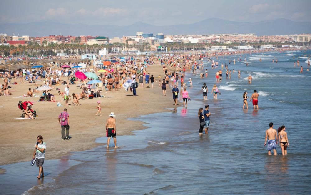 Ambiente festivo en la Marina y las playas por el Día del Pilar