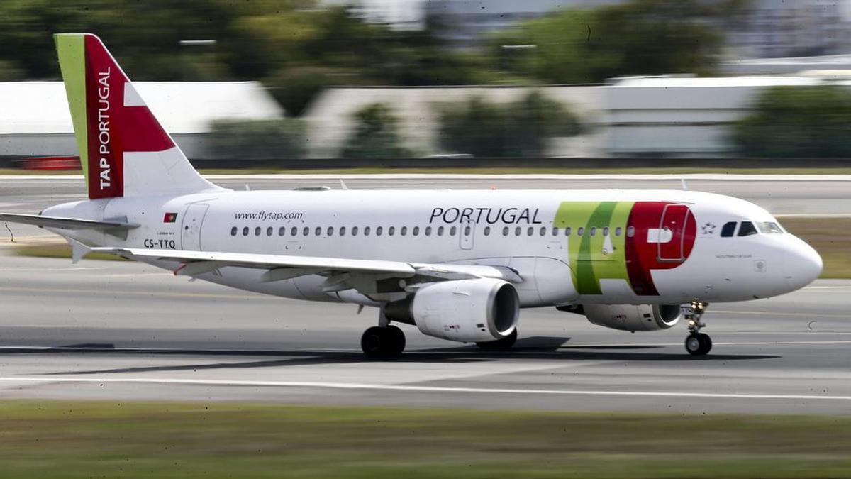 Un avión de la aerolínea TAP aterrizando en el aeropuerto de Lisboa.