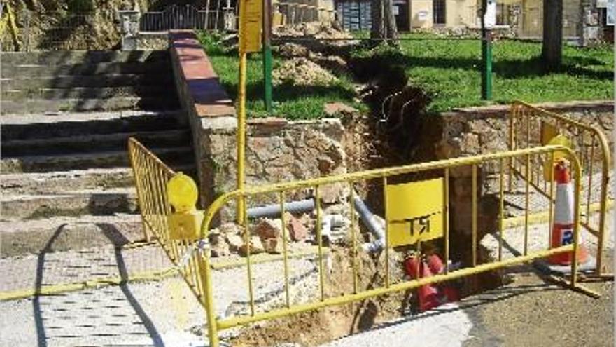 El forat es troba enmig de la parada de l&#039;autobús escolar d&#039;aquesta urbanització de Vidreres.