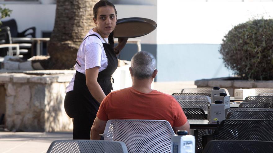 Los jóvenes valencianos, abocados a ser camareros o dependientes para poder trabajar