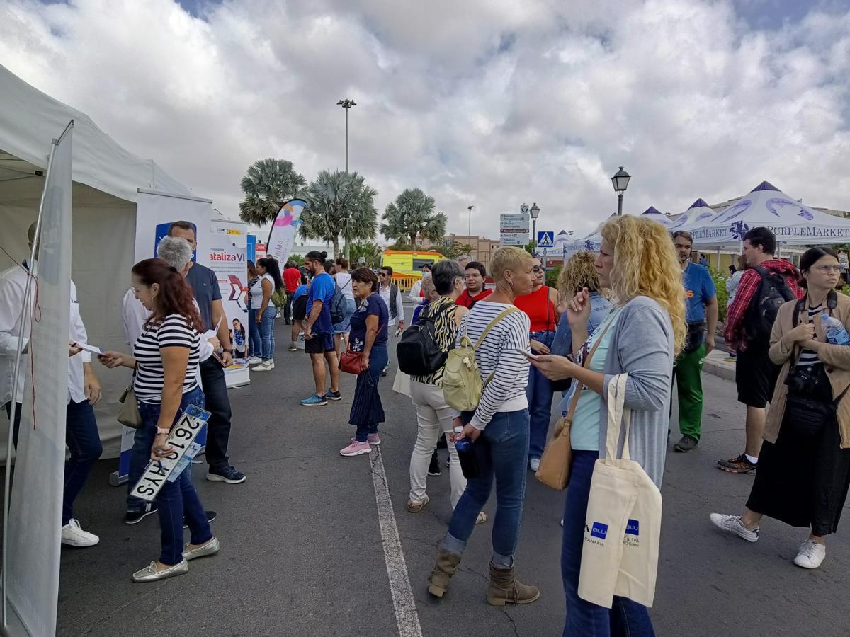 Cientos de personas visitaron este miércoles la feria de empleo ‘Maspalomas Job’ que continúa hoy en la Avenida de Tejeda de San Fernando.