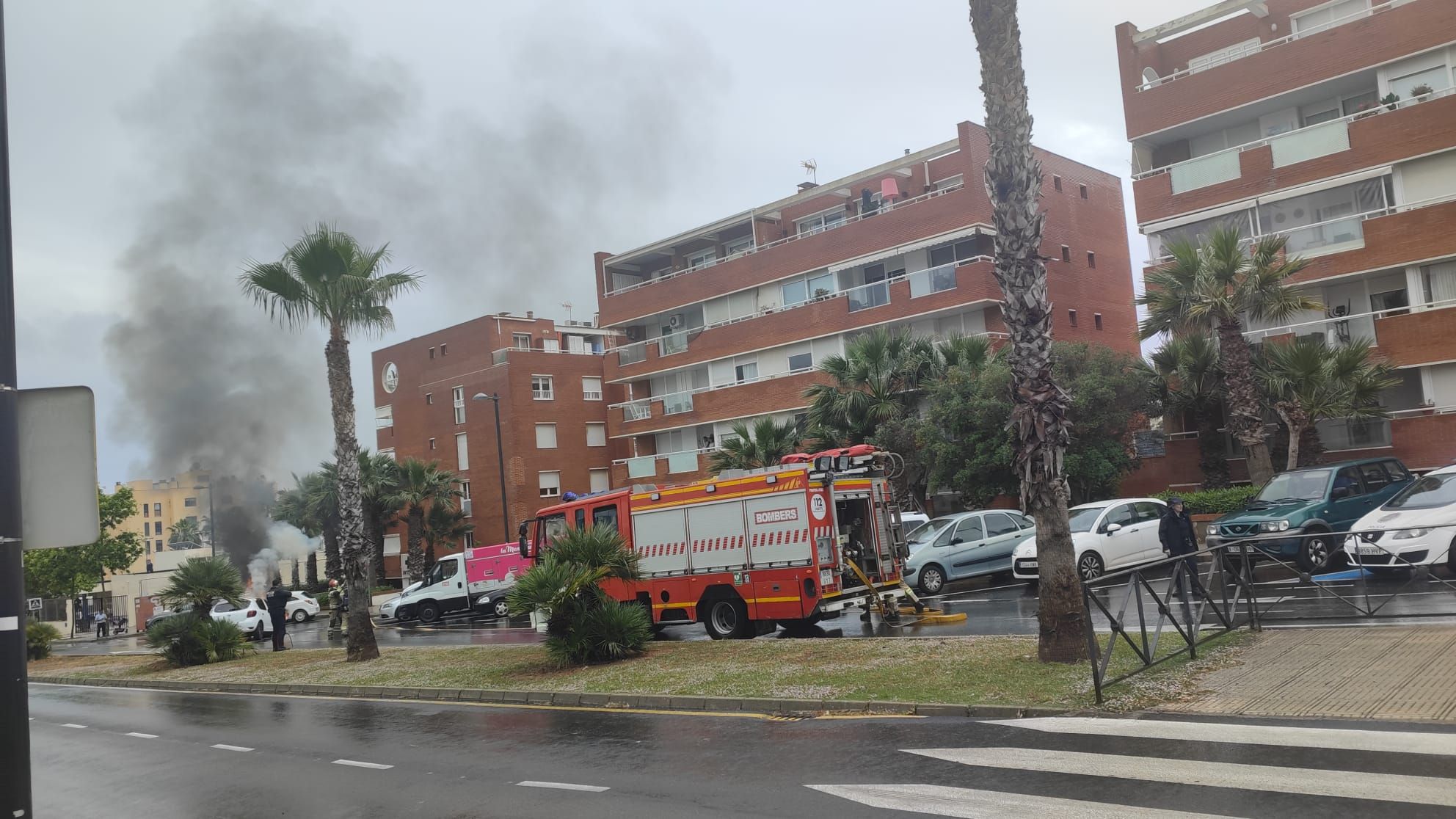 Galería: Arde un coche aparcado frente al Hospital Can Misses