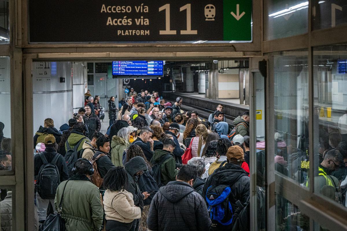 Ambiente esta tarde en la estación de  Sants de Barcelona. Trenes saturados y retrasos, tras el temporal