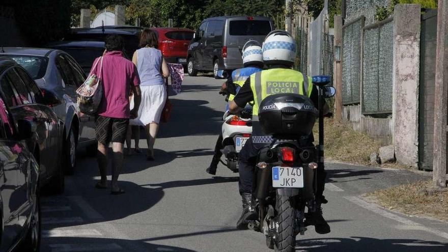 Policía Local controlando los aparcamientos en el entorno de la playa de Nerga. // Santos Álvarez