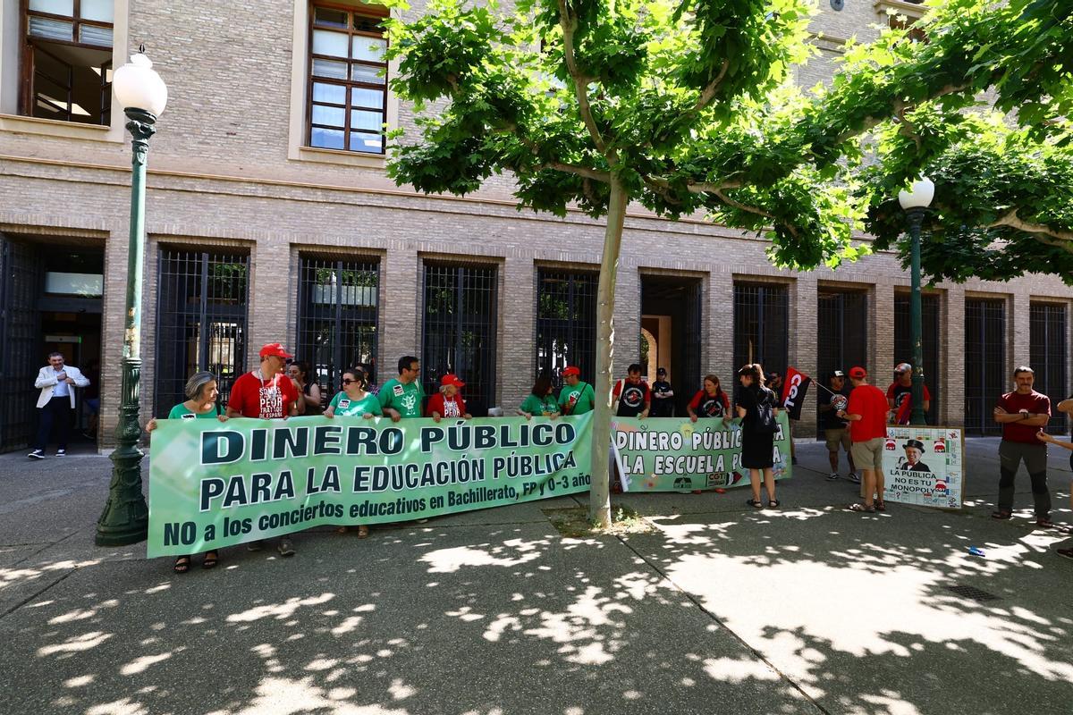 Protesta sindical ante el Pignatelli el día de la educación aragonesa. Protesta sindical ante el Pignatelli el día de la educación aragonesa.