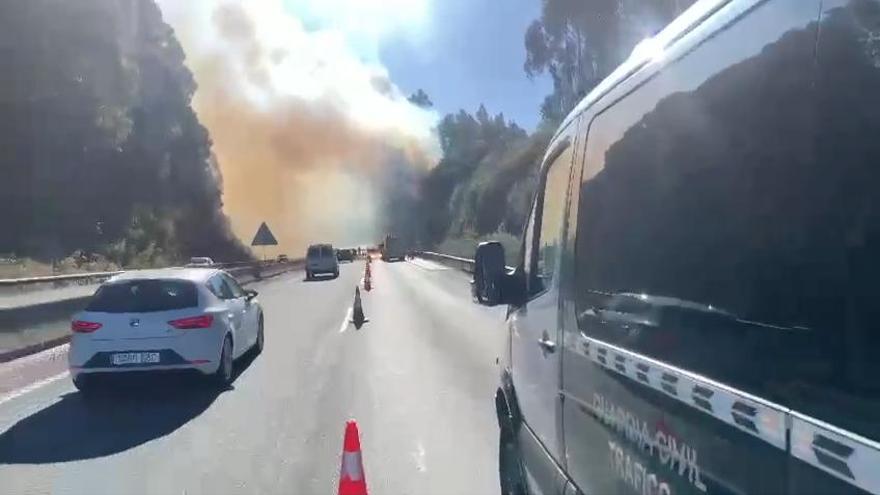 El incendio de un vehículo provoca importantes retenciones en ambos carriles de la AP-9