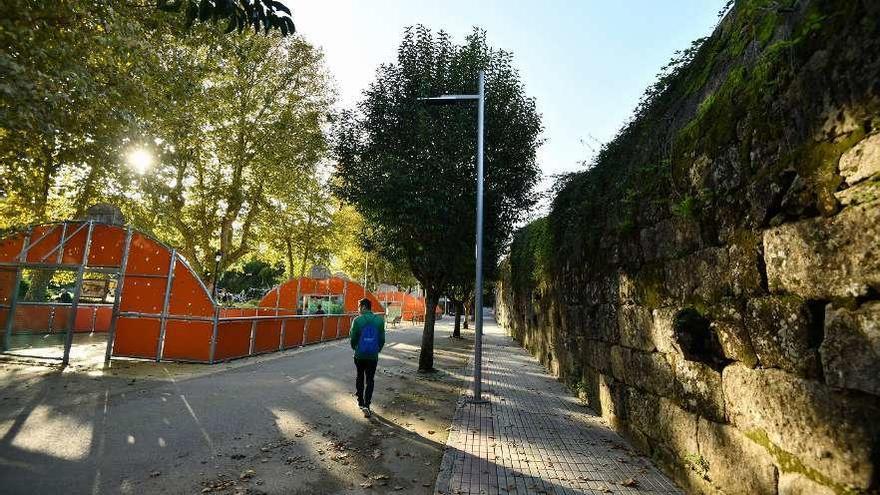 Canchas deportivas y asfaltado en la zona que linda con el muro del convento de Santa Clara. // G. Santos