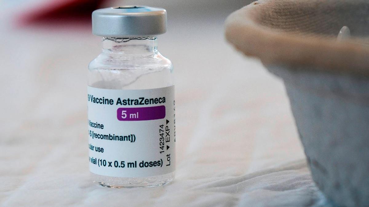 Sanidad convoca la Interterritorial para analizar si suspende la vacunación con AstraZeneca