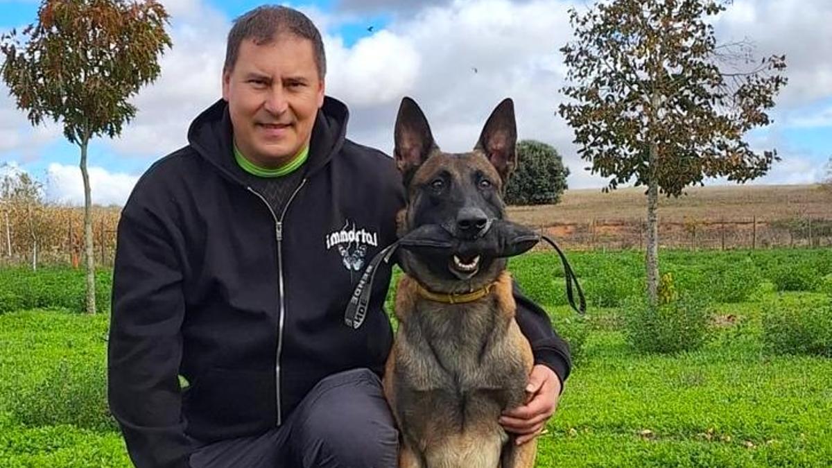 Luis Montero con su perro Atom.