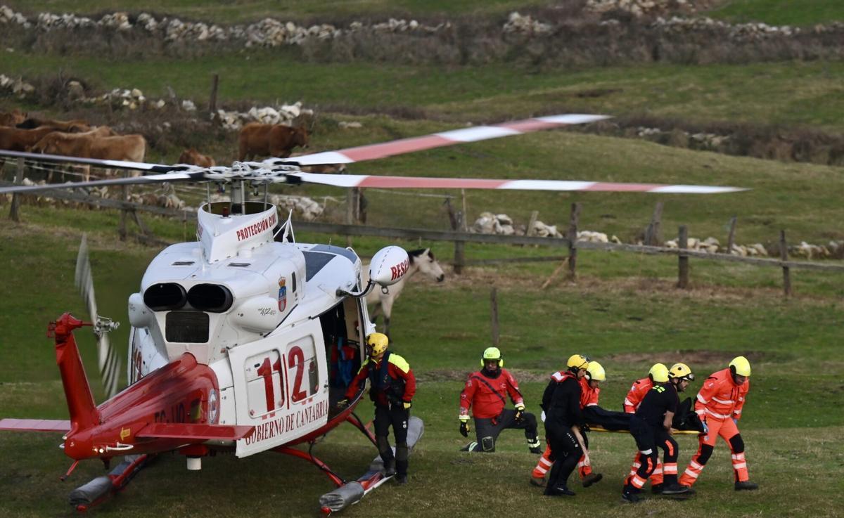 Equipos de rescate trabajan en el lugar de los hechos.