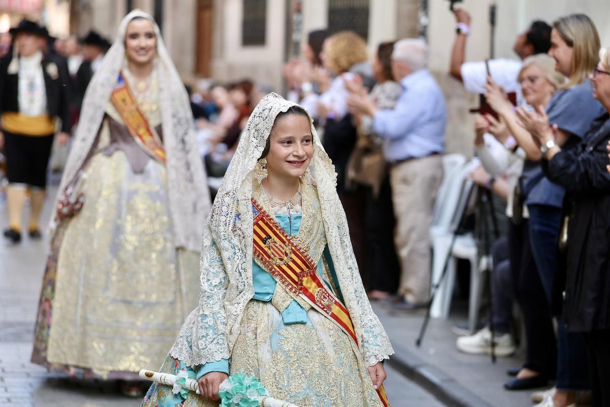 Carmen, Marta y la corte en la procesión de la Virgen de los Desamparados