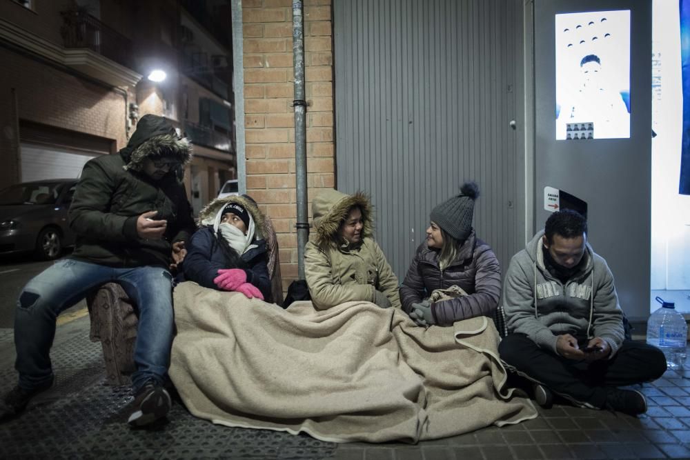 Demandantes de asilo esperan en la calles durante días en Zapadores