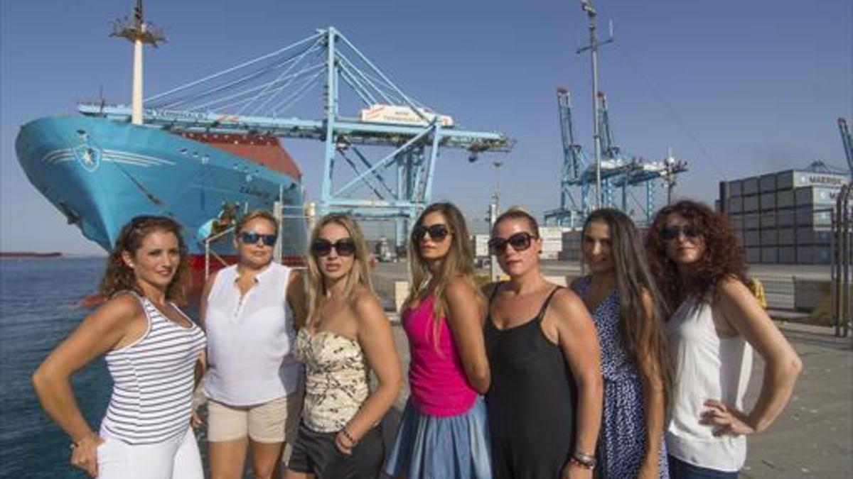Mujeres que protestan por la negativa del puerto de Algeciras a contratar estibadoras.