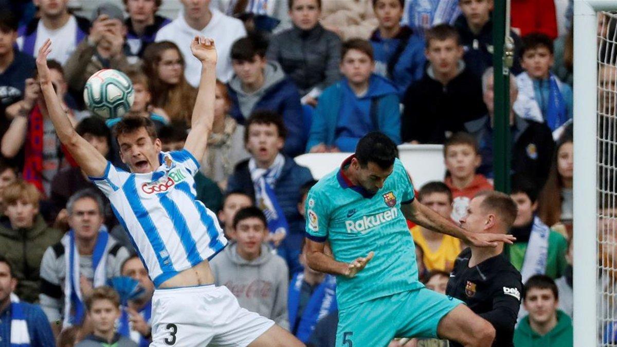 Busquets y Llorente, protagonistas de la primera polémica del partido