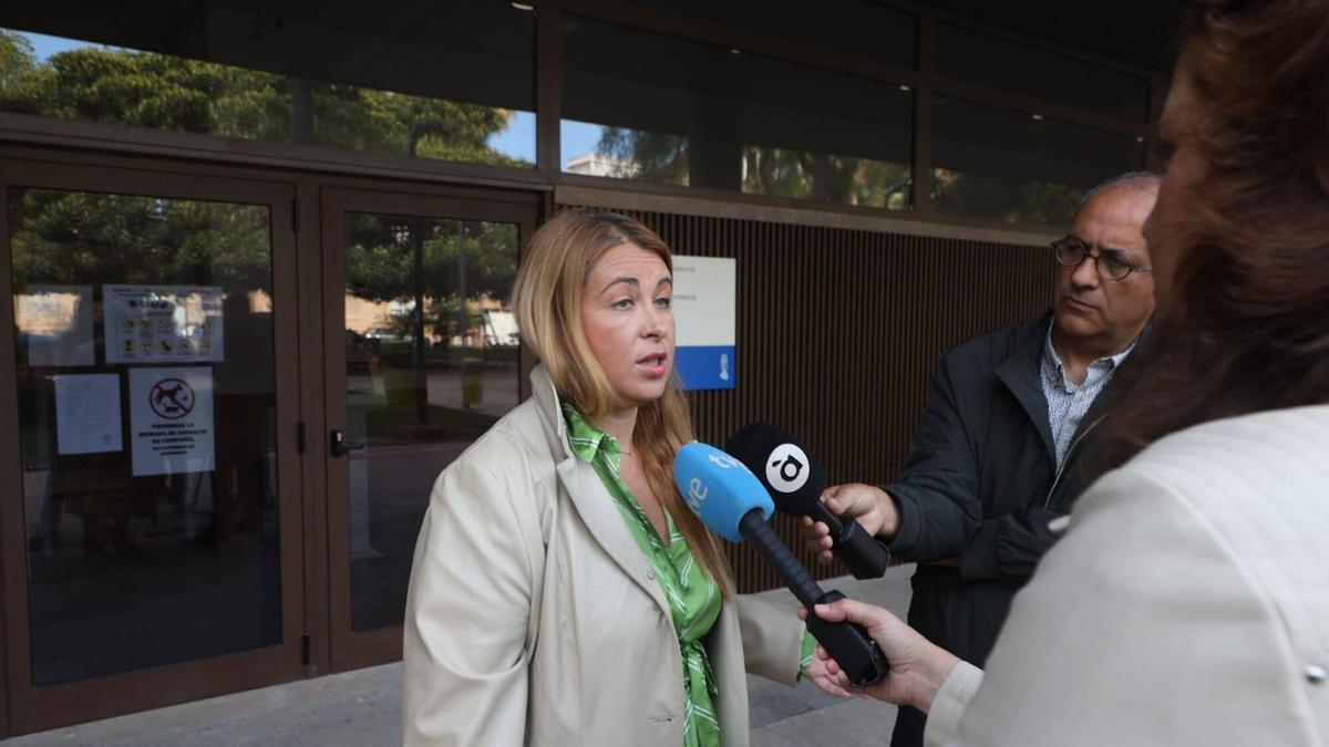 L’exalcaldessa de Requena Rocío Cortés abans d’entrar al jutjat de la dana