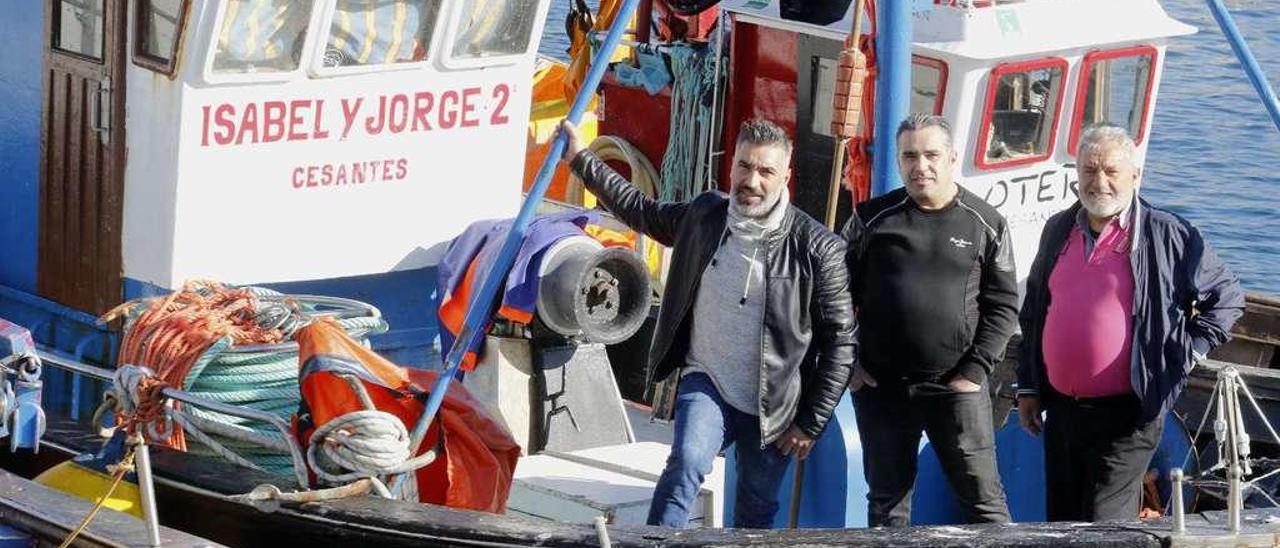 De izquierda a derecha: David, Sergio y Antonio González a bordo del cerquero familiar, el &quot;Isabel y Jorge 2&quot;. // Alba Villar