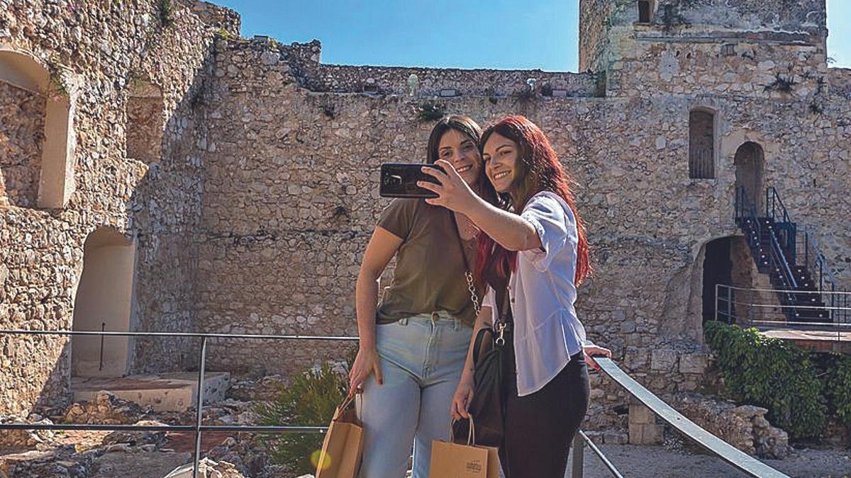 Dos jóvenes se hacen una foto en el interior del Castillo de Doña Mencía.