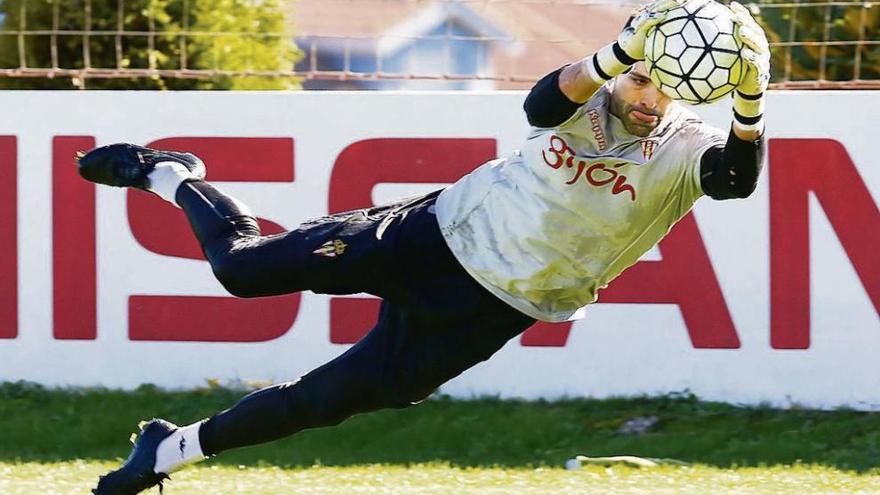 Cuéllar hace una palomita en el entrenamiento de ayer.