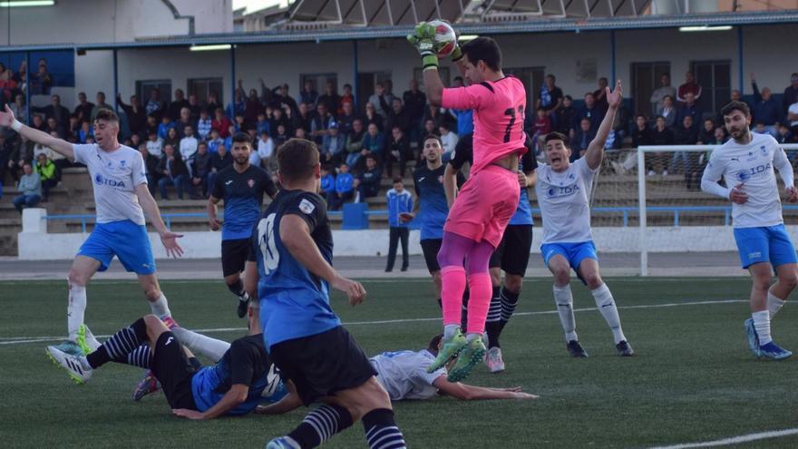 Resumen de la jornada en Lliga Comunitat | El Manises y el poste logran frenar a un Vall de Uxó que sigue liderando la tabla con suficiencia (0-0)