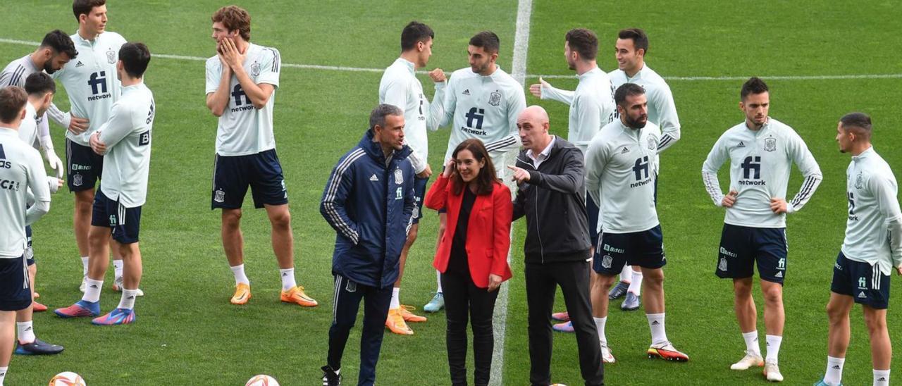 Inés Rey, Luis Enrique y Luis Rubiales, junto a los jugadores de la selección española. |  // VÍCTOR ECHAVE