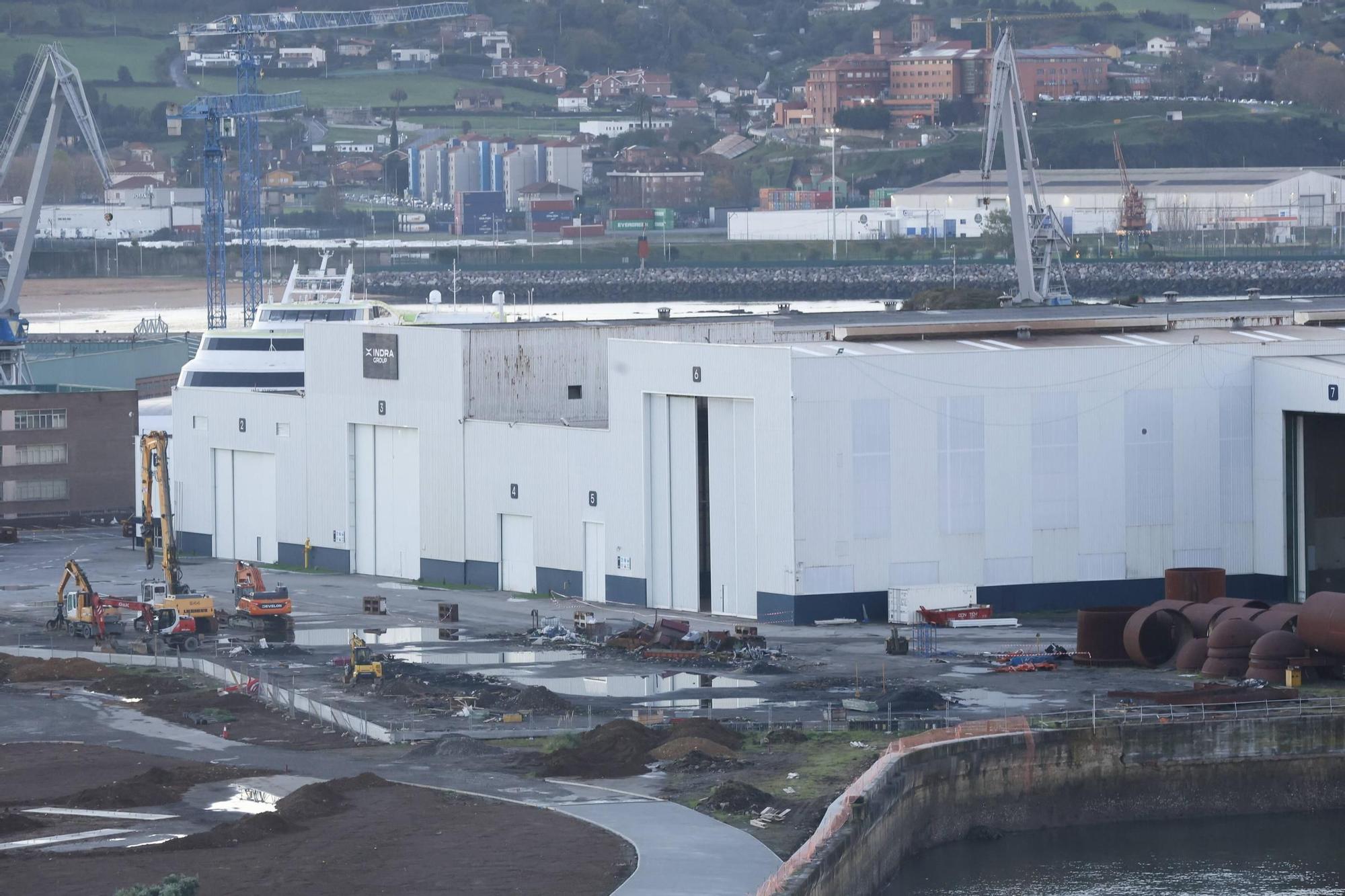 El paseo de Naval Azul completa su trazado peatonal y luce ya casi listo, solo pendiente de mobiliario: así avanza una obra clave para Gijón (en imágenes)