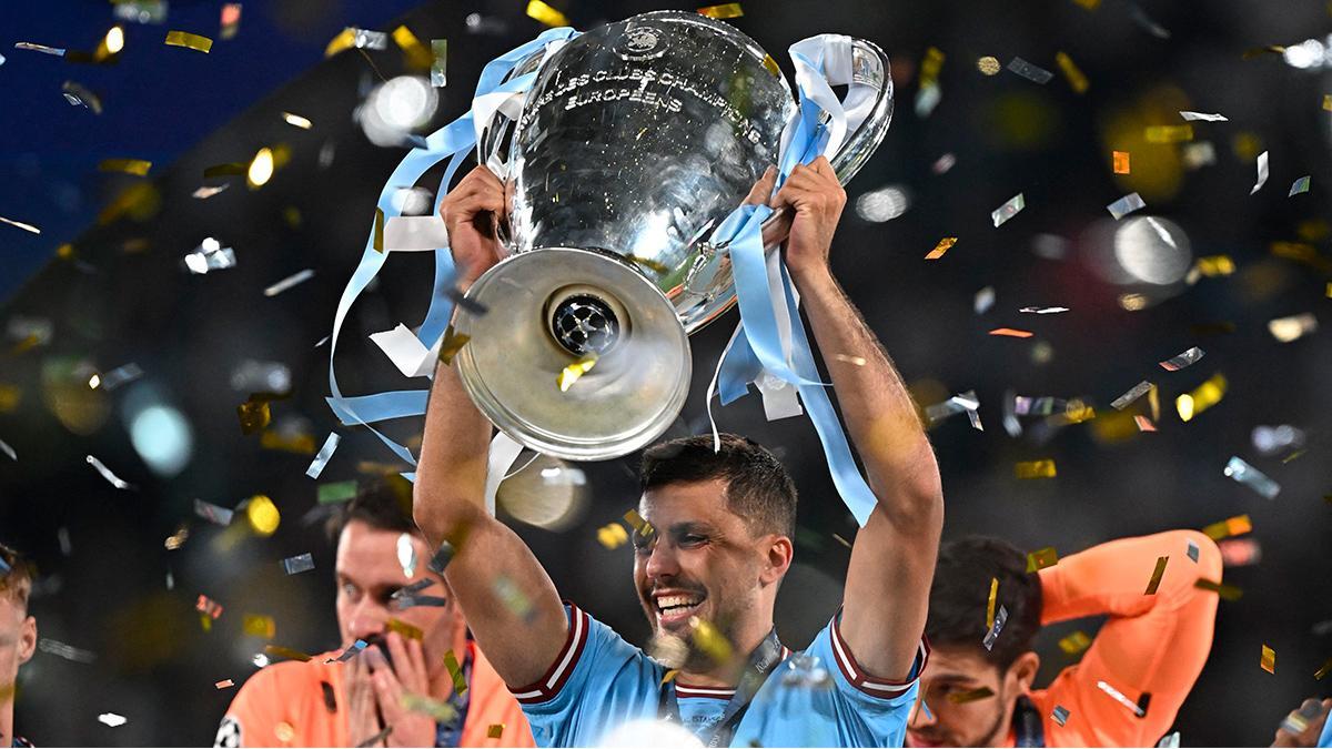 Rodrigo levanta la Champions tras proclamarse campeón con el Manchester City