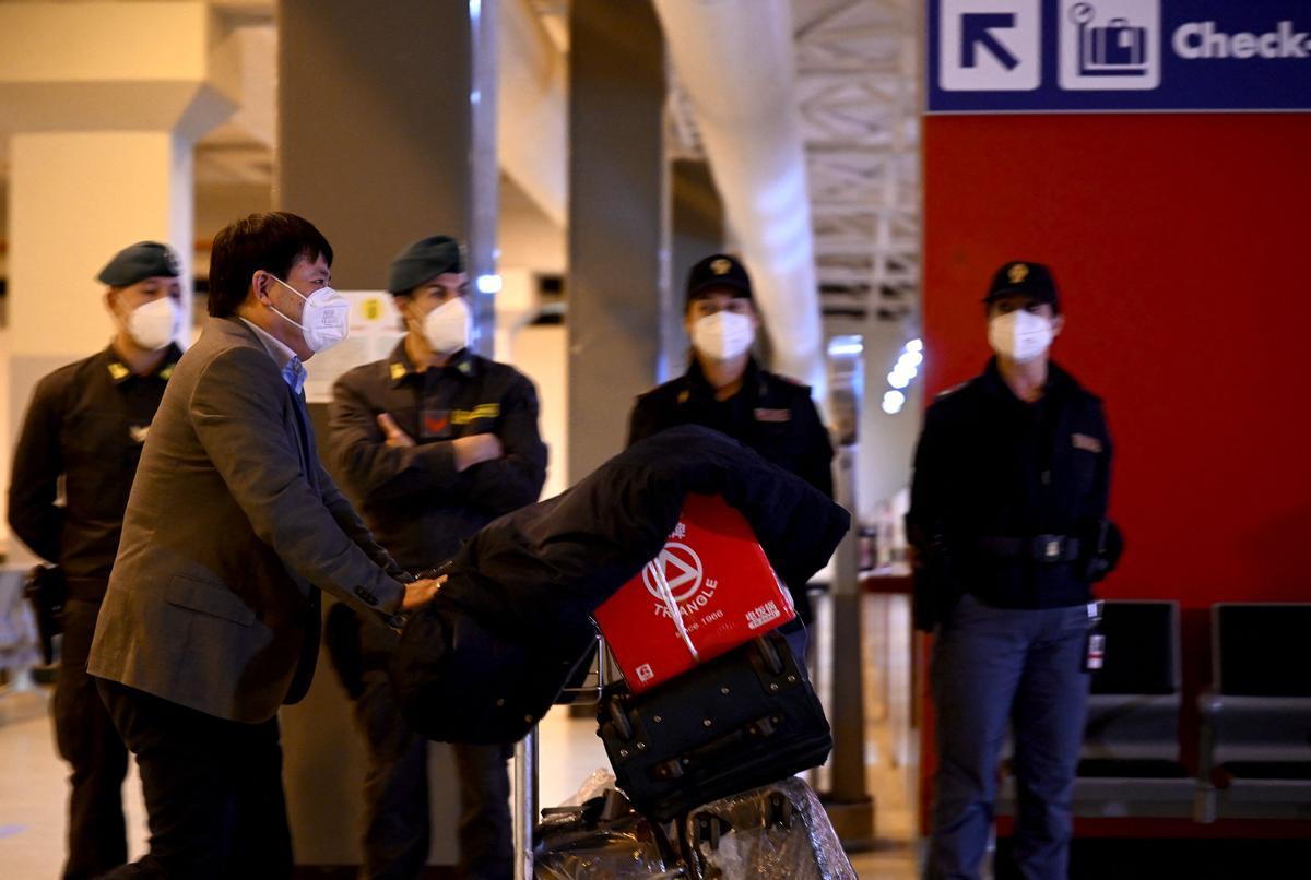 Controles y test covid en el aeropuerto internacional de Fiumicino, en Roma, para los pasajeros procedentes de China.