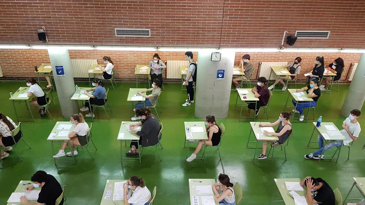 Estudiantes aragoneses haciendo la prueba de la Evau que da acceso a la universidad.