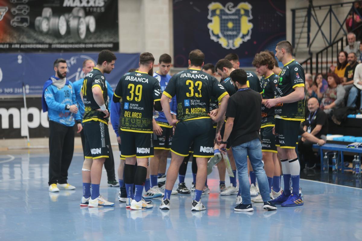 Nacho Moyano da instrucciones a sus jugadores durante un tiempo muerto en el partido de ayer en O Gatañal.