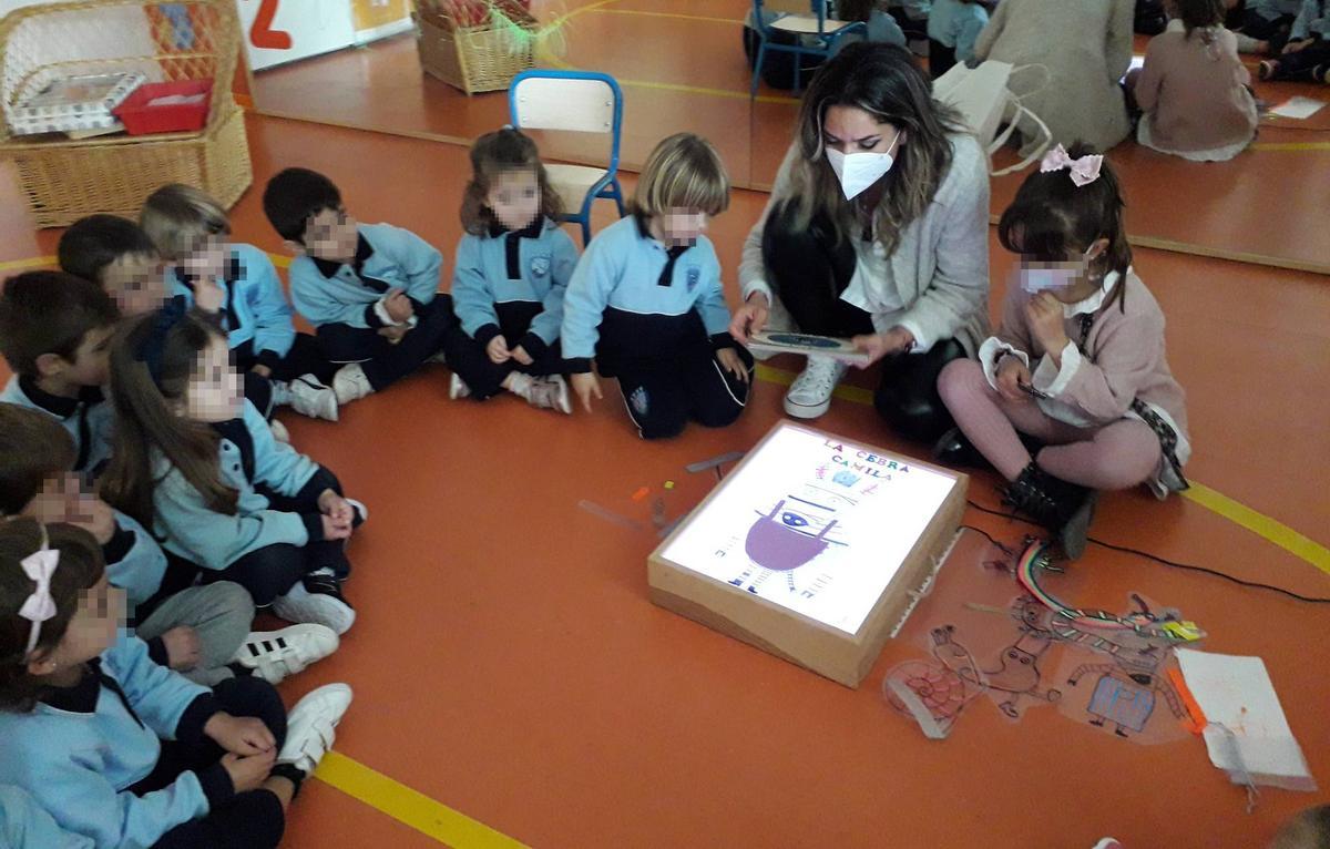 Alumnos de infantil del Colegio Inmaculada Jesuitas leyendo un cuento con herramientas visuales.