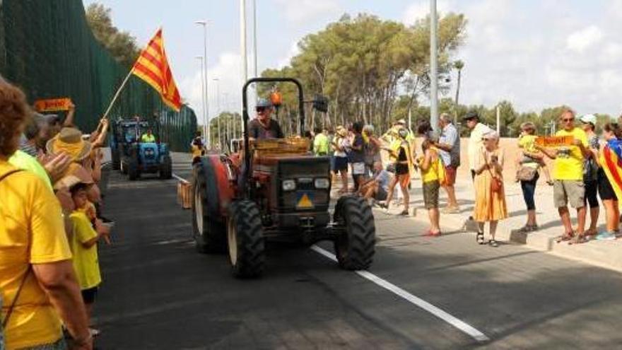 La tractorada de suport a Carme Forcadell davant la presó del Catllar