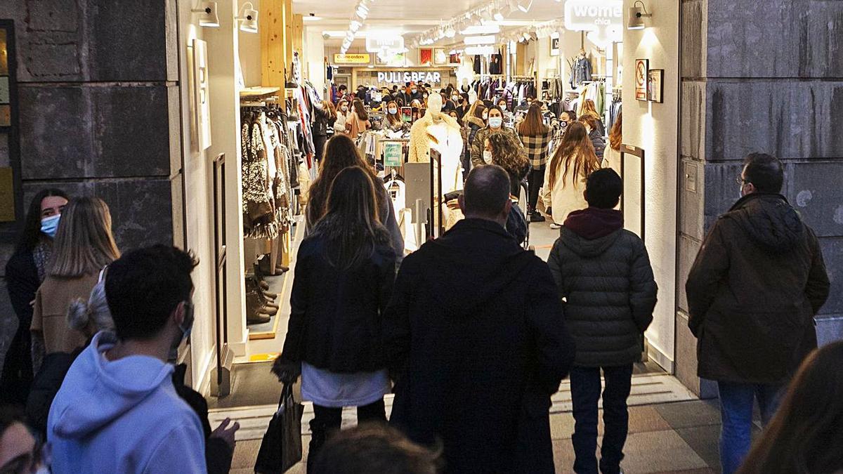 Una tienda de la calle Uría ayer por la tarde. | Pedro Delgado