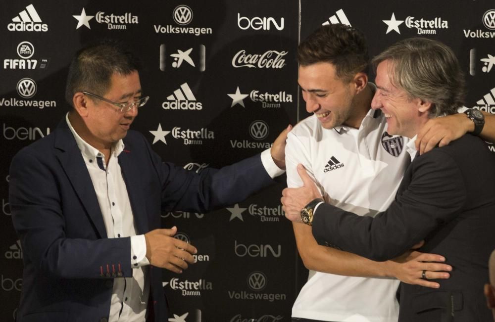 Munir, presentado con el Valencia CF