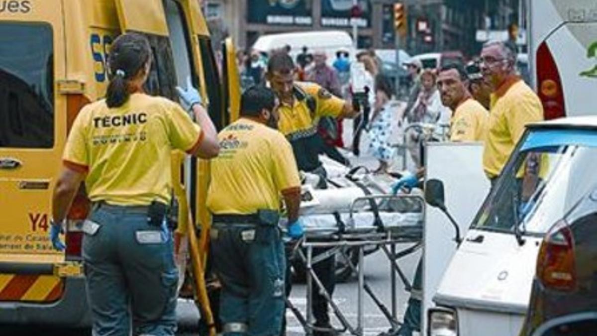 Sanitarios trasladan a una de las heridas, el sábado por la tarde.