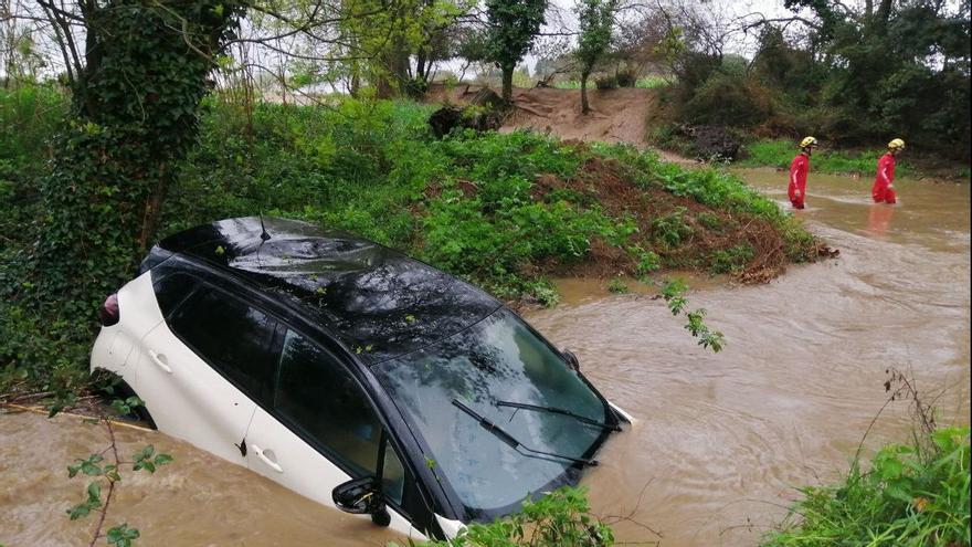 Els Bombers rescaten dues persones d&#039;un cotxe arrossegat pel riu a Siurana