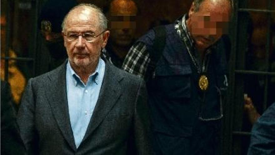 L&#039;exdirector de l&#039;FMI i exvicepresident del Govern, Rodrigo Rato, durant l&#039;escorcoll policial.