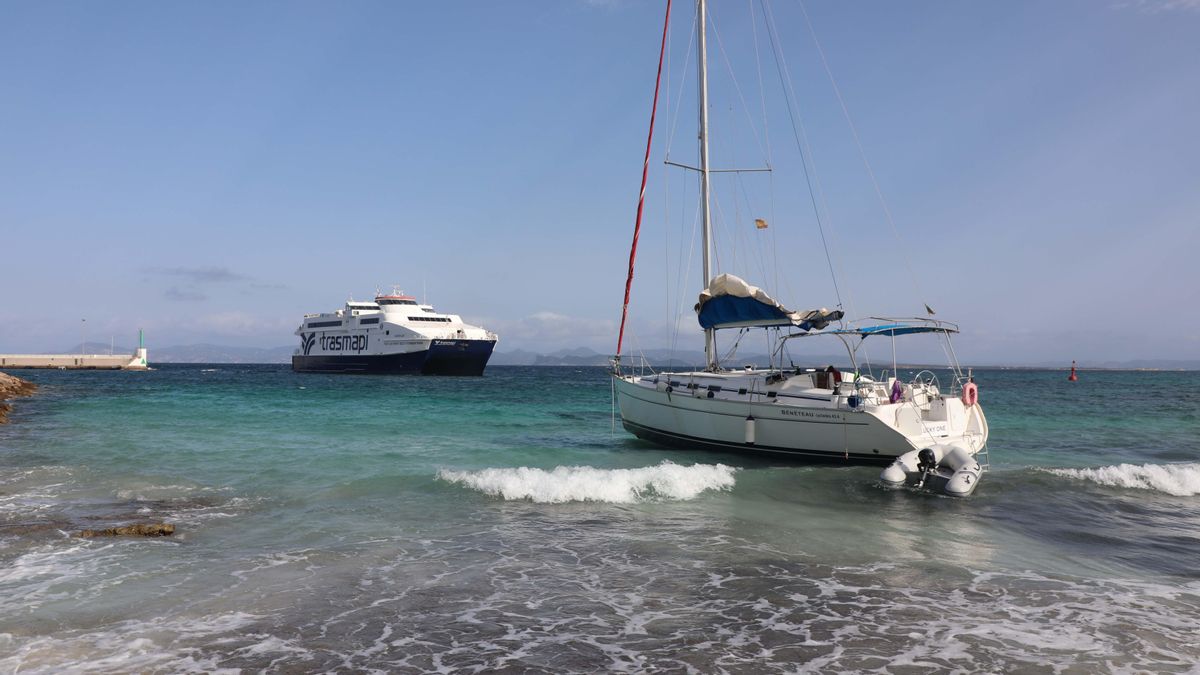 Un velero queda embarrancado en el puerto de la Savina en Formentera